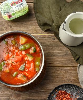 Winter soup with flat beans and short pasta 