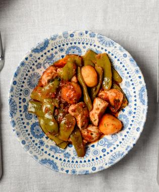 Flat beans with round potatoes and chicken nuggets